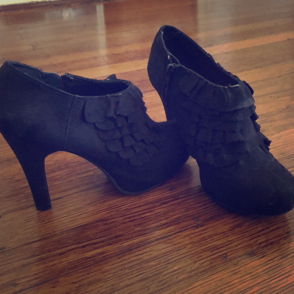 Madden Ruffled Booties - Picture 2 of 6